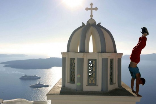 Gila! Traveler Ini Handstand di Atap Gedung-gedung Tinggi