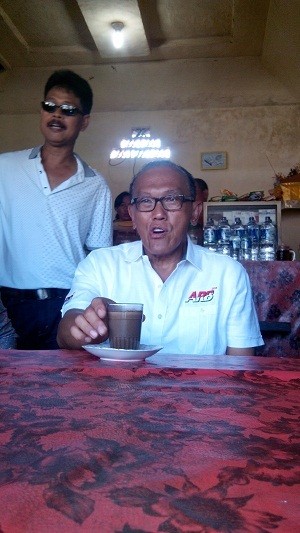 Kunjungi Pasar Tabanan, Ical Ngopi di Warung Warga