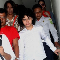 Hadir di Pengadilan Dul, Maia dan Arin Kompak Pakai Kemeja Putih