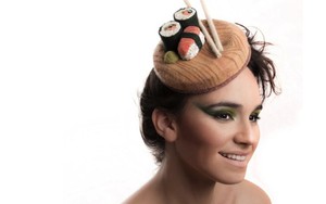 Bergaya dengan Topi Telur Ceplok dan Sushi yang Unik