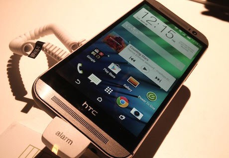 Menjajal Htc One M8 Yang Punya Tiga Kamera