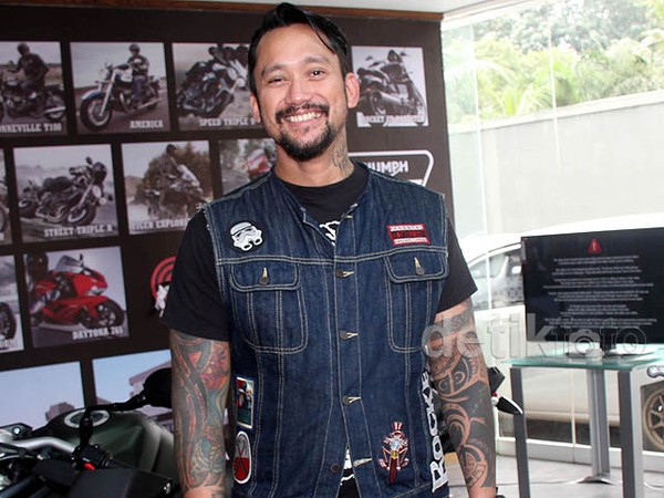 Tora Sudiro si Pecinta Motor Klasik