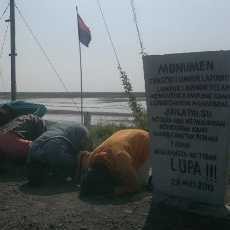 Ganti Rugi Dikabulkan MK, Korban Lumpur Lapindo Sujud Syukur