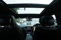 Masuk ke dalam kabin, nuansa elegan begitu mudah didapat, begitu juga dengan kenyamanan. Desain dashboard tengah juga sangat luar biasa dengan penempatan layar sentuh 8,4 inci dengan Unconect. Pengaturan radio dan suhu udara dapat ditemukan di bawah layar dan mudah ditemukan serta di fungsikan.