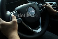Seluruh varian Jeep Grand Cherokee Summit 2014 dilengkapi paddle-shift dibelakang setir kemudi.