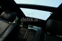 Ketika berkendara di siang, sore atau malam hari, Anda juga bisa sambil menikmati pemandangan yang ada di langit, karena mobil ini dilengkapi dengan atap sunroof panorama.