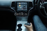 Paling menarik adalah fitur audio yang kualitas suaranya sudah tidak bisa diragukan lagi. Di mobil ini ada 19 speaker Harman Kardon yang ditanamkan dibeberapa bagian interior. Dengan output  825-watt, perangkat audio dengan amplifier 12-channel, 3 subwofer menghasilkan suara yang gurih.