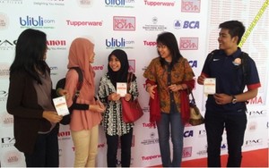 Penerima Beasiswa Bakti BCA Nonton Bareng Pentas Teater Koma, Demonstran