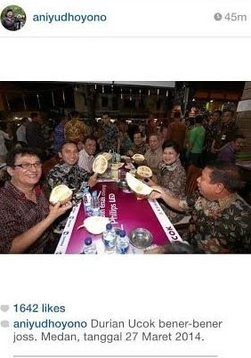 Bu Ani dan Durian di Instagramnya