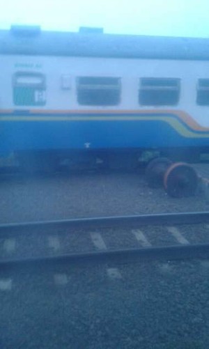Kereta Fajar Utama Jurusan Semarang Anjlok di Karawang