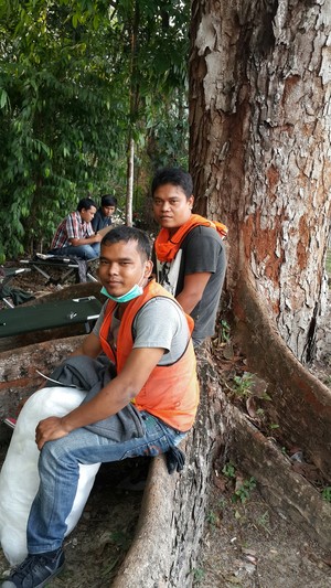 Cerita Menegangkan Hendri dan Zulham, Penyemai Garam di Langit Riau