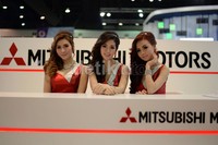 Mendatangi booth Mitsubishi akan disambut dengan senyuman tiga gadis manis ini.