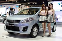 Masih di booth Suzuki, Anda bisa memotret SPG yang dengan sigap akan melayani permintaan para fotografer yang ingin mengabadikan gambarnya.