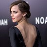 Emma Watson Pamer Punggung Seksi