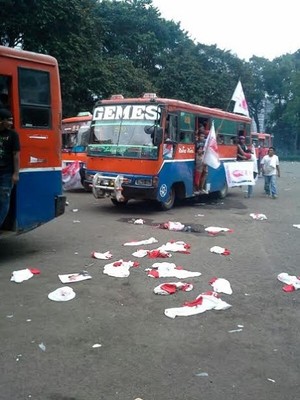 Kecewa Cuma Dibayar Rp 15 Ribu, Pendukung PKPI Buang Kaos Usai Kampanye