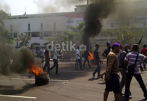 Ricuh Pilkada, Kantor KPU Sumba Barat Daya Hangus Dibakar