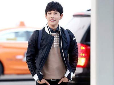 Tetap Gaya di Bandara ala Siwan ZE:A