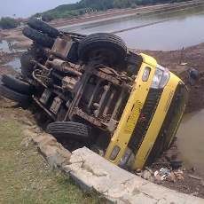 Truk Muat Pasir Nyemplung ke Tambak