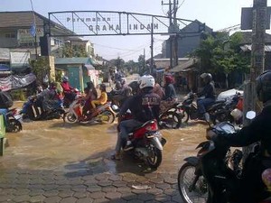 Perumahan di Bekasi Masih Kebanjiran Saat Panas Terik Menyengat