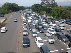 Antrian Kendaraan Menuju Bogor di Tol Jagorawi Masih Sangat Padat