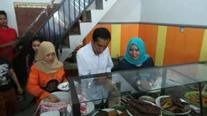 Tiba di Malang, Jokowi Langsung Santap Rawon Dengkul
