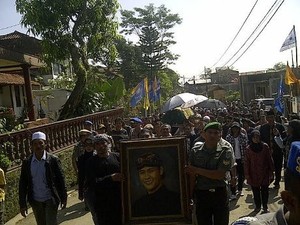Ribuan Warga Antar Jenazah Asep Sunandar Sunarya ke Pemakaman