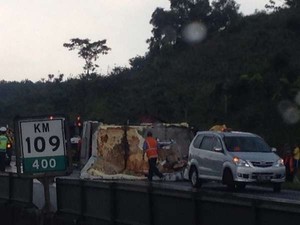 Pikap Tabrak Truk di Tol Purbaleunyi, 2 Orang Luka