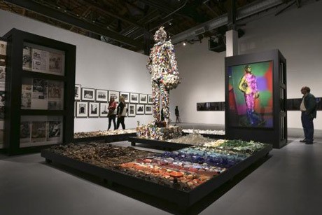 Pameran Retrospektif Mike Kelley Pertama, Pasca Sang Seniman Tewas Bunuh Diri