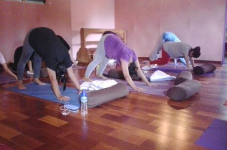 Ibu-ibu Hamil Ini Mengaku Lebih Bugar Setelah Lakukan Prenatal Yoga