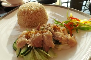The Lounge: Fish Picatta, Hainanese Chicken Rice dan High Tea Serba Spesial