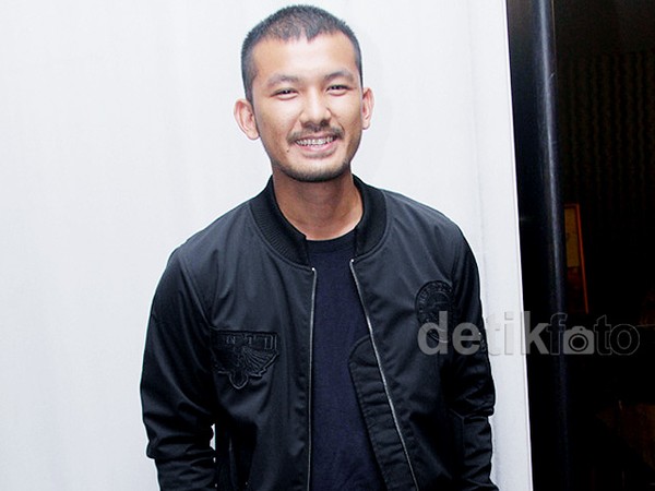 Gaya Cool Rio Dewanto Berjaket Hitam