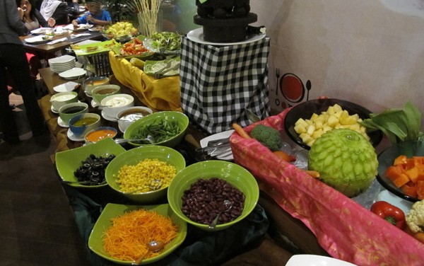 Aneka Ikan Bakar dan Fettuccine Saus Cokelat di Oopen Ibis Bandung