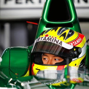 Ayat Kursi di Mobil Rio Haryanto: Kokpit Berbeda, Kebiasaan yang Sama