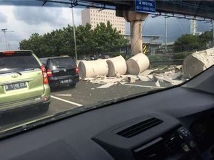Evakuasi Tumpahan Gelondongan Kertas, Tol Dalam Kota Macet 15 Km