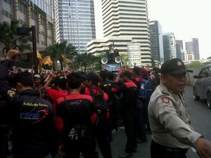 Unjuk Rasa di Sudirman Meluber Sampai ke Jalur Lambat, Lalin Tersendat