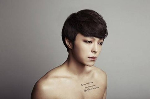 Siap Debut, Park Si Hwan Telanjang Dada di Teaser Foto