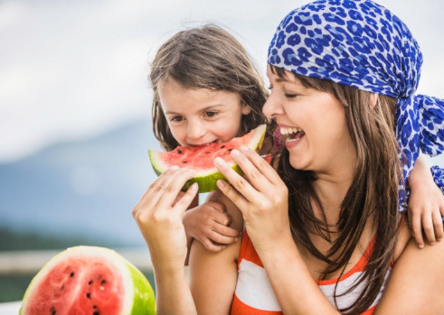 Agar tetap Aktif dan Sehat Saat Cuaca Panas, Berikan Anak Semangka dan Smoothies