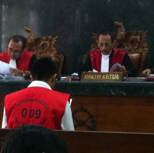 Bacakan Pledoi, Roby Geisha Menangis di Depan Hakim