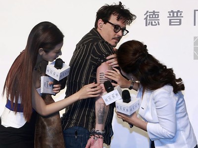 Johnny Depp Pamer Tato di Beijing