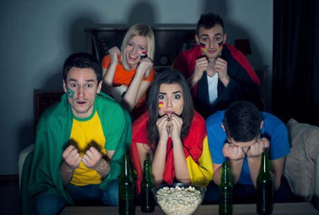 Bukannya Menyenangkan, Nonton Bola Seperti Ini Justru Bikin Badan Ambruk