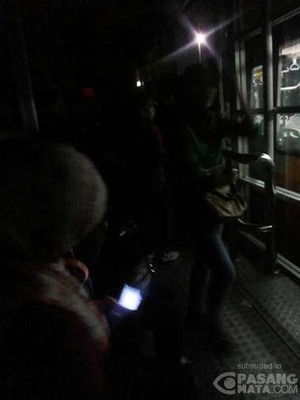 Halte TransJ Grogol Gelap, Penumpang Terangi Jalan Pakai Handphone