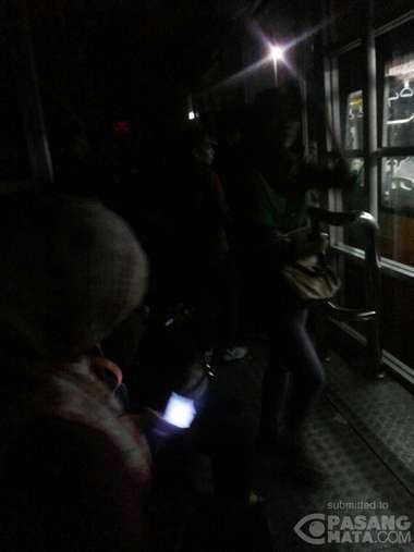 Halte TransJ Grogol Gelap, Penumpang Terangi Jalan Pakai Handphone Halte TransJ Grogol Gelap, Penumpang Terangi Jalan Pakai Handphone