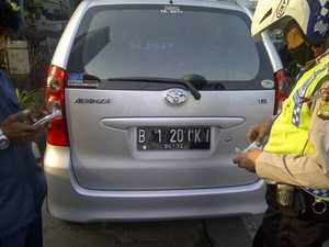 Ada Denda Rp 500 Ribu, Mengapa Pengendara Tetap Nekat Modif Pelat Nomor?