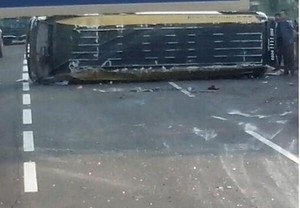 Kendaraan Travel Terbalik dan Melintang di Km 98 Tol Purbaleunyi Arah Bandung