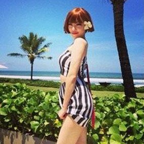 Ga In BEG Cantik Bergaya di Pinggir Pantai Bali