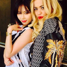 Kocak! Hyuna 4Minute dan Rita Ora Adu Gaya Berjalan di Funny or Die
