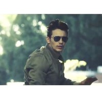 Mengenakan jaket bomber, Franco terlihat maskulin dengan rambut yang ditata berantakan dan menjambul ke atas.