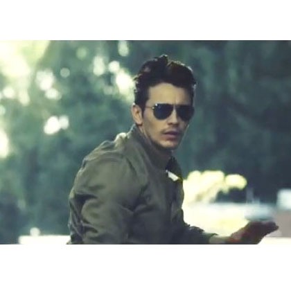 Mengenakan jaket bomber, Franco terlihat maskulin dengan rambut yang ditata berantakan dan menjambul ke atas.