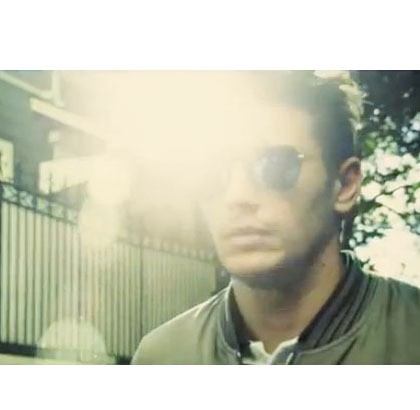 Berganti busana dengan jaket varsity detail kerah bergaris, ia mengenakan aviator model lain yang tak kalah stylish.