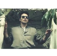 Sesampainya di sebuah rumah mewah yang dijalari sulur liar, Franco seakan terkaget melihat sebuah pemandangan.